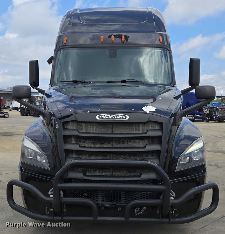 image for item DW7021 2019 Freightliner Cascadia semi truck