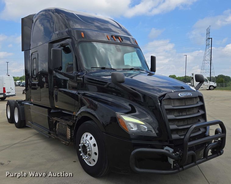 image for item DW7021 2019 Freightliner Cascadia semi truck