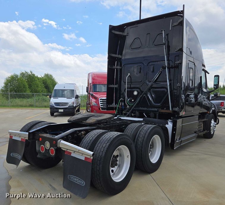 image for item DW7021 2019 Freightliner Cascadia semi truck