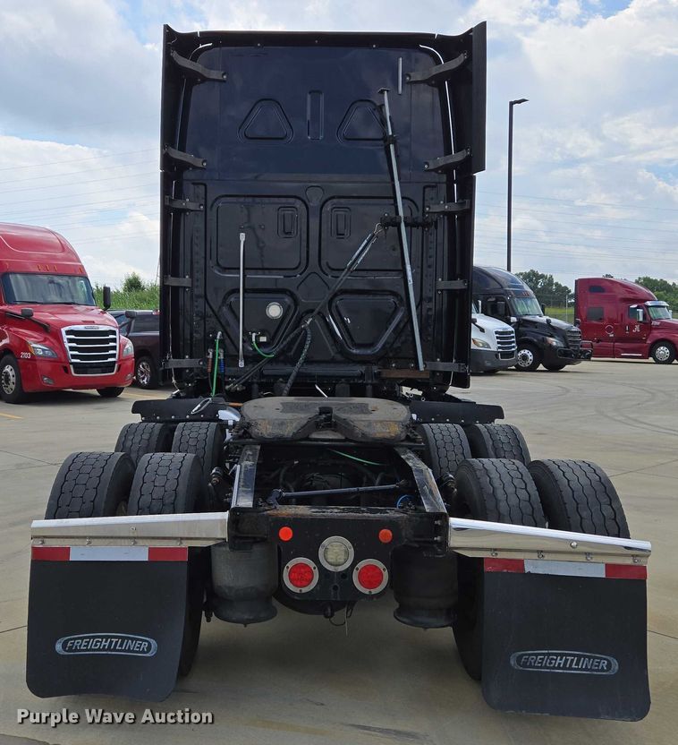 image for item DW7021 2019 Freightliner Cascadia semi truck