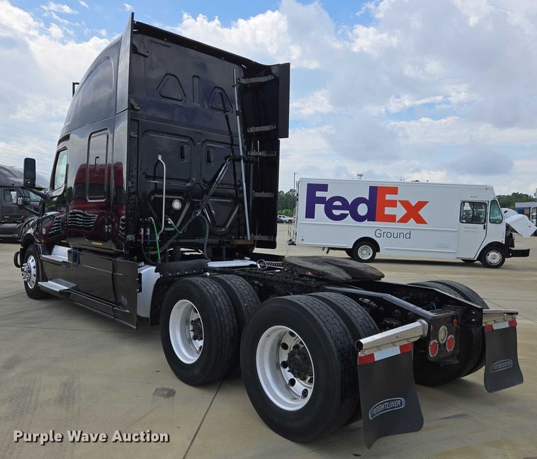 image for item DW7021 2019 Freightliner Cascadia semi truck