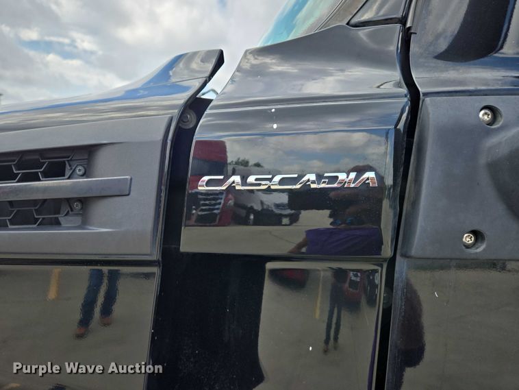 image for item DW7021 2019 Freightliner Cascadia semi truck