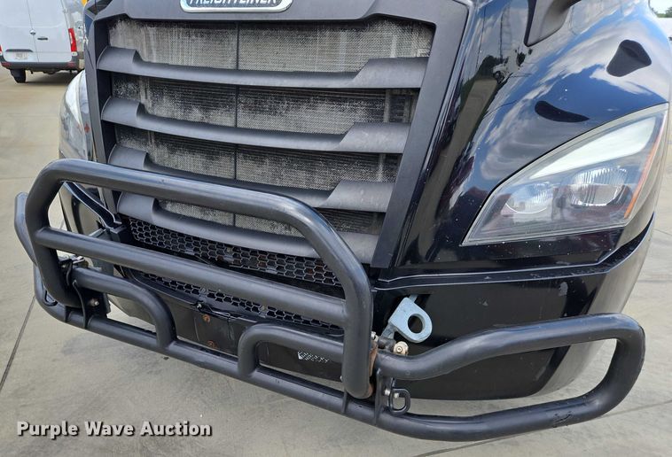 image for item DW7021 2019 Freightliner Cascadia semi truck