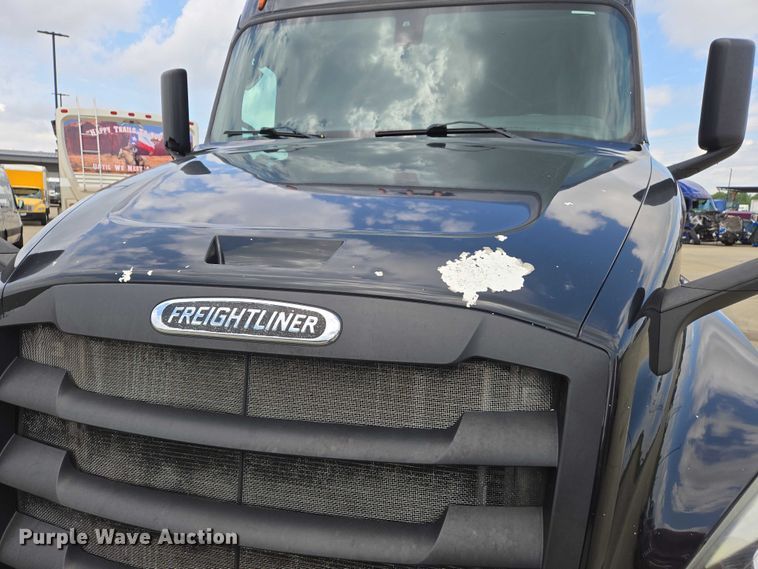 image for item DW7021 2019 Freightliner Cascadia semi truck