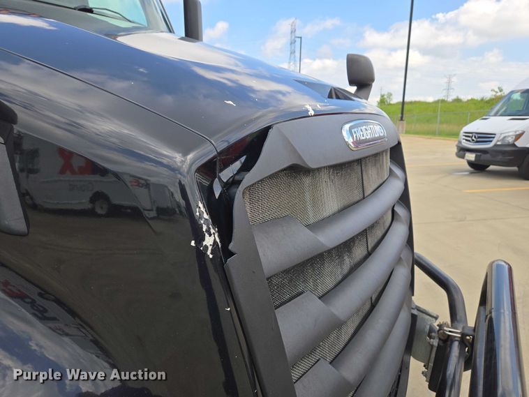 image for item DW7021 2019 Freightliner Cascadia semi truck