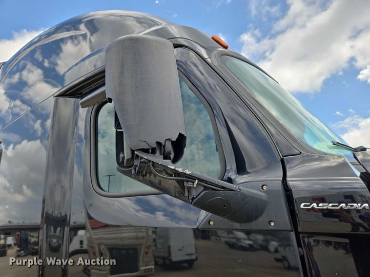 image for item DW7021 2019 Freightliner Cascadia semi truck