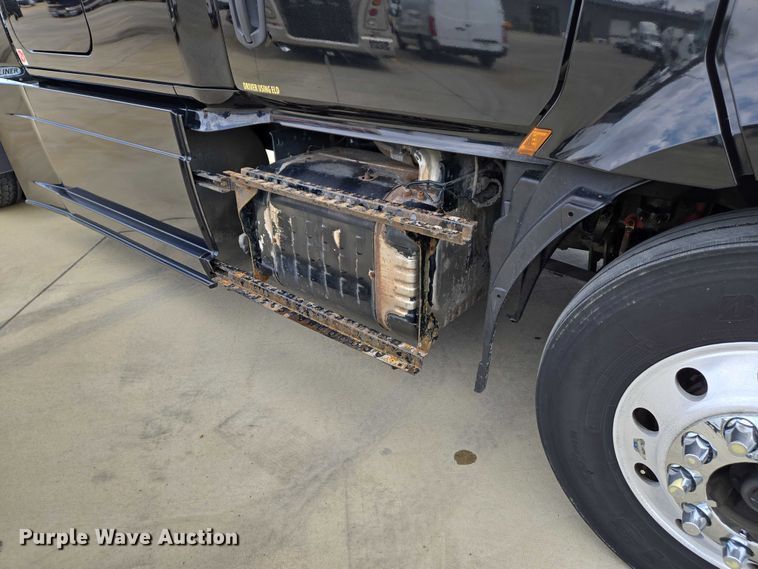 image for item DW7021 2019 Freightliner Cascadia semi truck