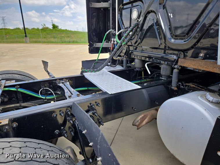 image for item DW7021 2019 Freightliner Cascadia semi truck