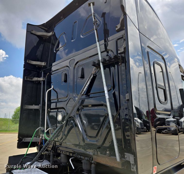 image for item DW7021 2019 Freightliner Cascadia semi truck