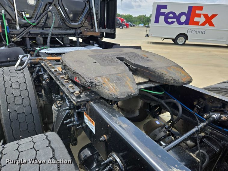 image for item DW7021 2019 Freightliner Cascadia semi truck