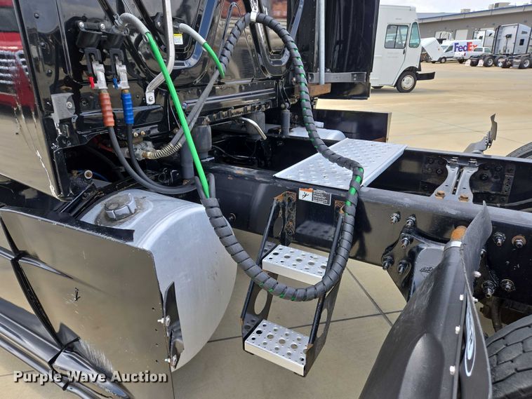 image for item DW7021 2019 Freightliner Cascadia semi truck