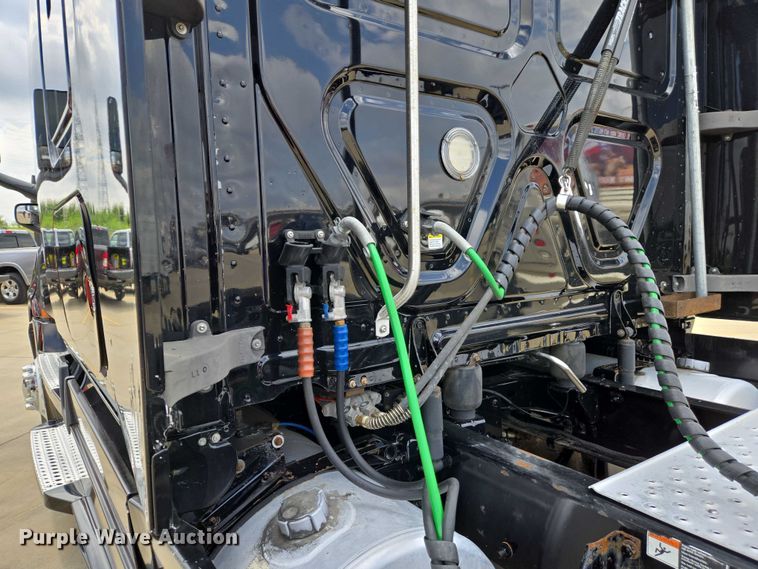 image for item DW7021 2019 Freightliner Cascadia semi truck