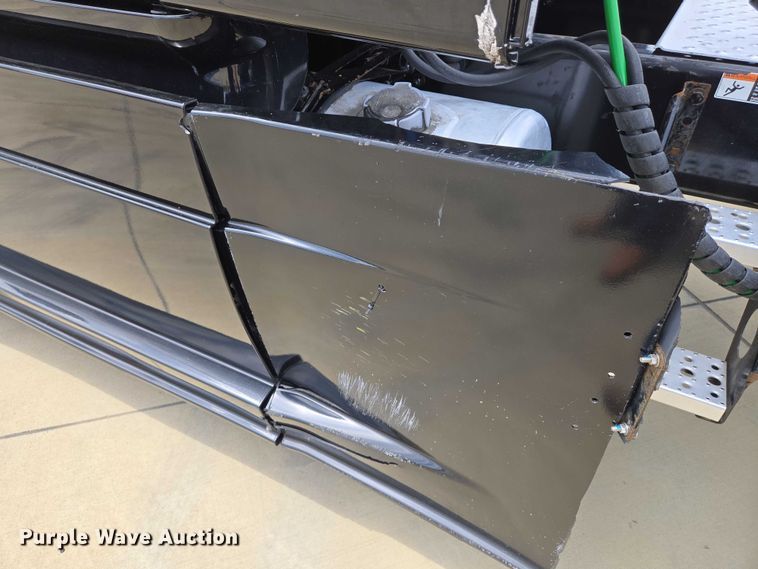 image for item DW7021 2019 Freightliner Cascadia semi truck