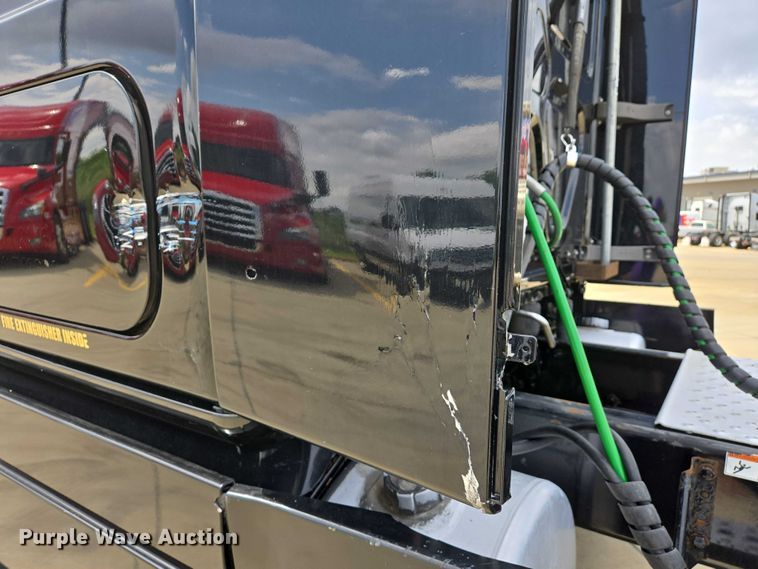 image for item DW7021 2019 Freightliner Cascadia semi truck