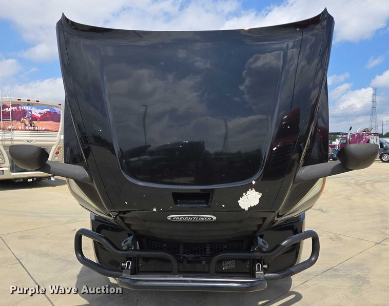 image for item DW7021 2019 Freightliner Cascadia semi truck