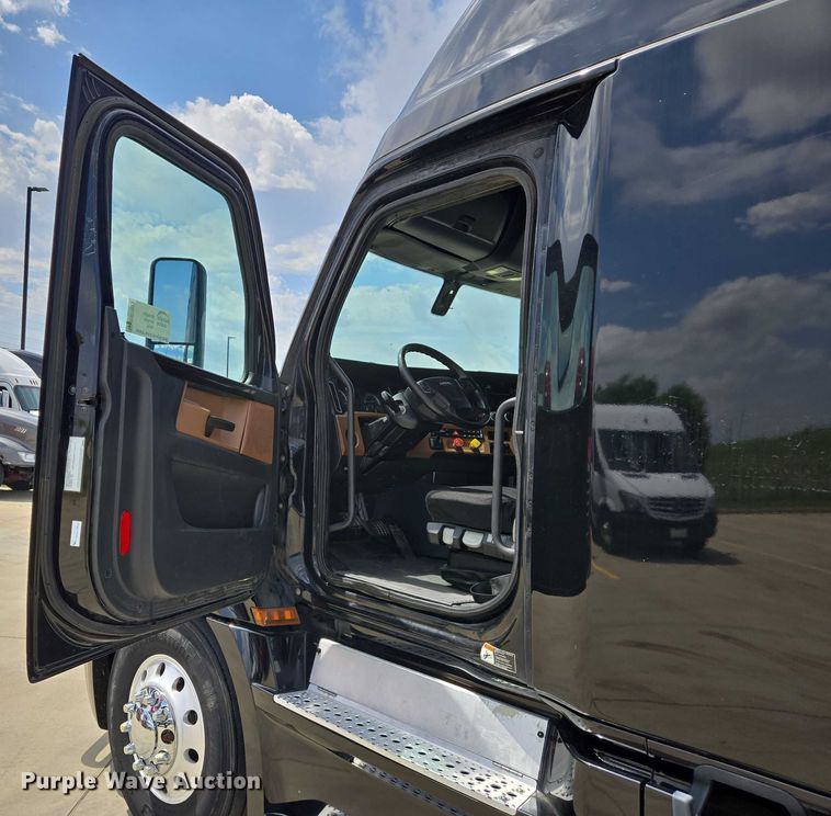 image for item DW7021 2019 Freightliner Cascadia semi truck