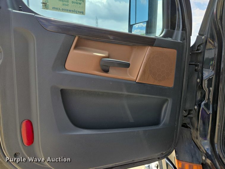 image for item DW7021 2019 Freightliner Cascadia semi truck