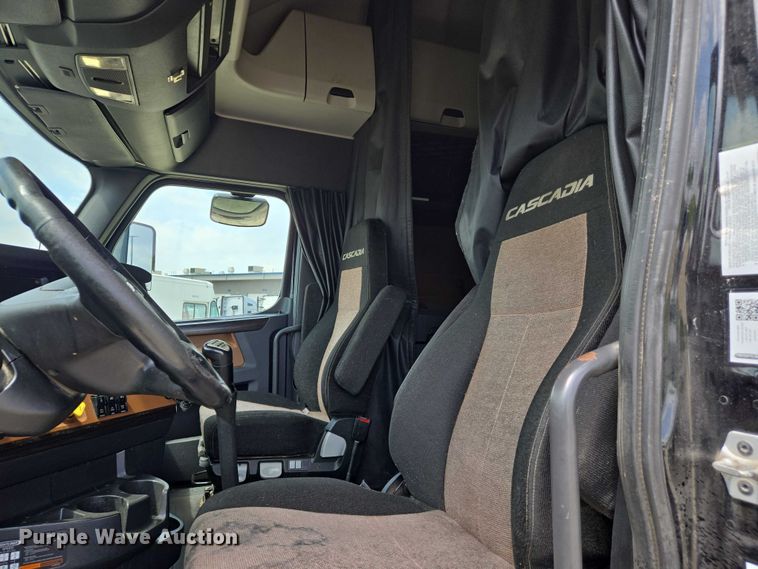 image for item DW7021 2019 Freightliner Cascadia semi truck