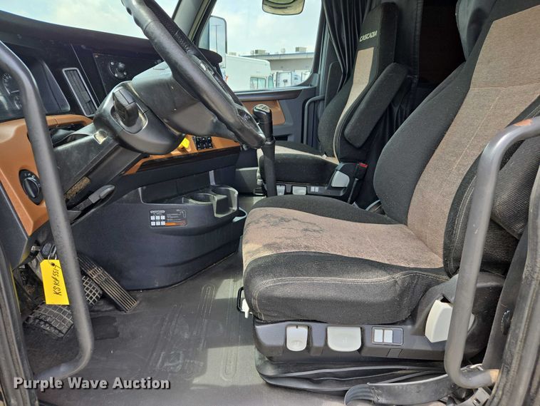 image for item DW7021 2019 Freightliner Cascadia semi truck