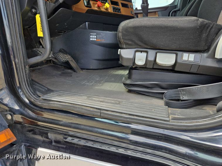 image for item DW7021 2019 Freightliner Cascadia semi truck