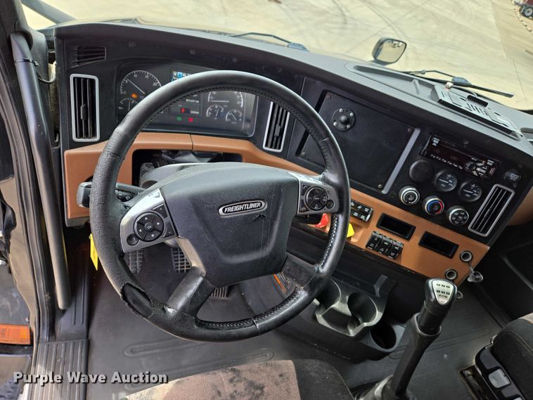 image for item DW7021 2019 Freightliner Cascadia semi truck