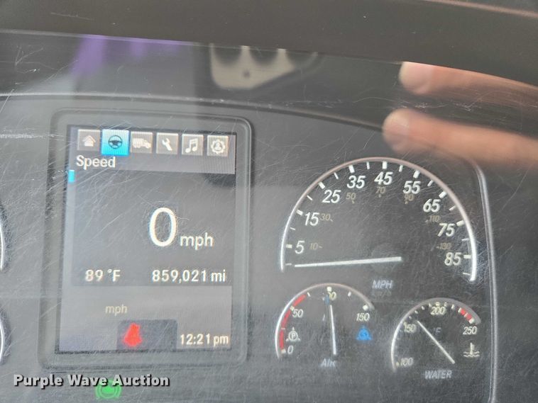 image for item DW7021 2019 Freightliner Cascadia semi truck