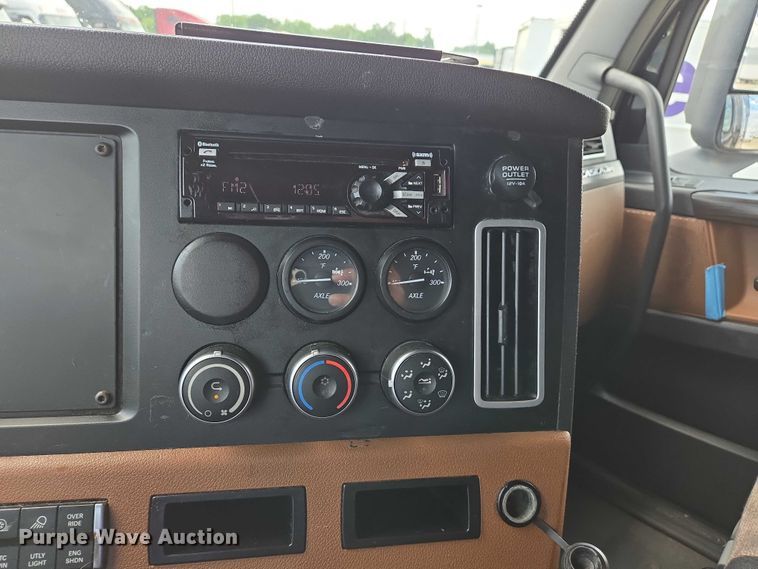 image for item DW7021 2019 Freightliner Cascadia semi truck