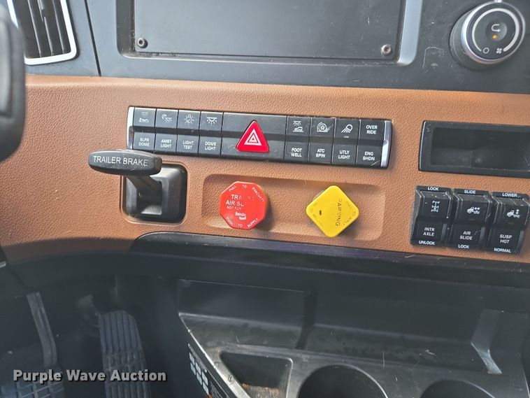 image for item DW7021 2019 Freightliner Cascadia semi truck