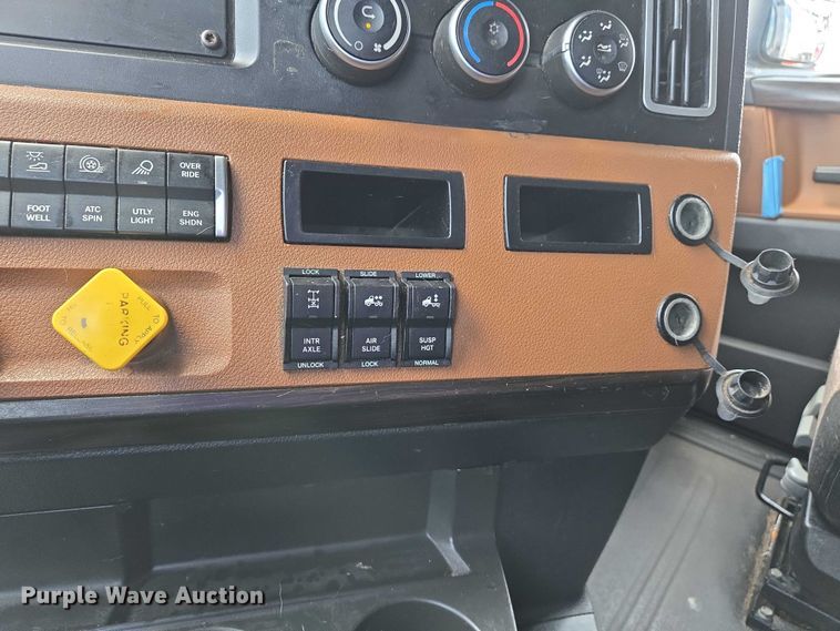 image for item DW7021 2019 Freightliner Cascadia semi truck