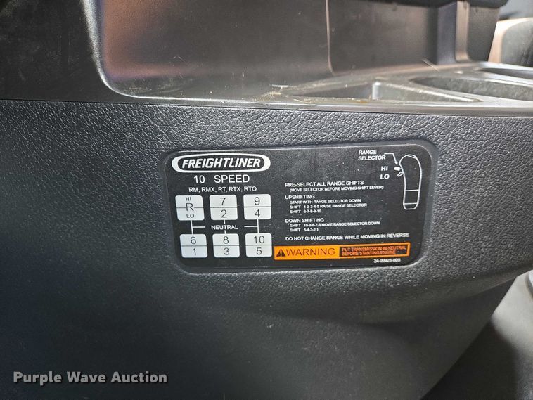 image for item DW7021 2019 Freightliner Cascadia semi truck