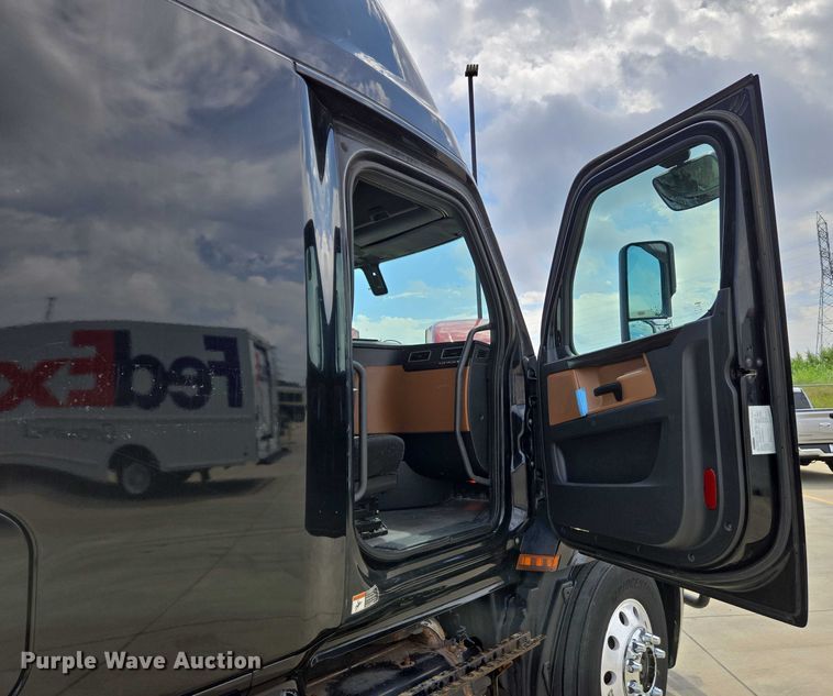 image for item DW7021 2019 Freightliner Cascadia semi truck