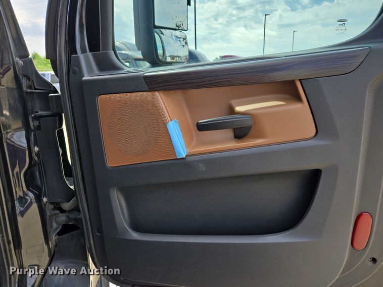 image for item DW7021 2019 Freightliner Cascadia semi truck