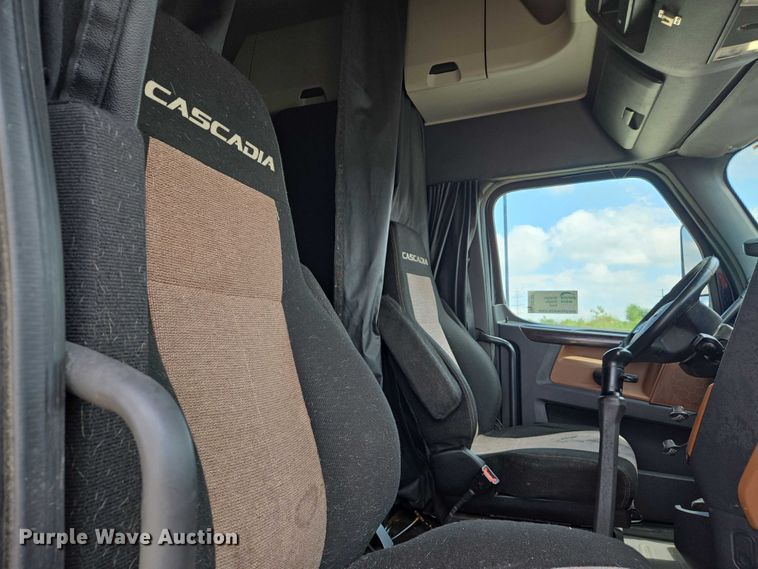 image for item DW7021 2019 Freightliner Cascadia semi truck