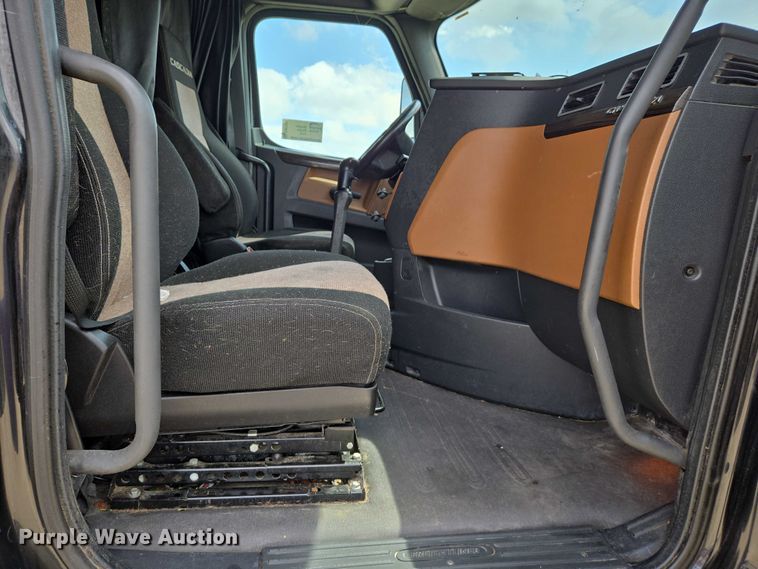 image for item DW7021 2019 Freightliner Cascadia semi truck