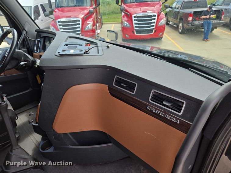 image for item DW7021 2019 Freightliner Cascadia semi truck