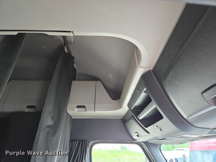 image for item DW7021 2019 Freightliner Cascadia semi truck