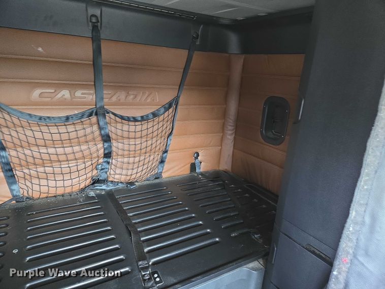 image for item DW7021 2019 Freightliner Cascadia semi truck