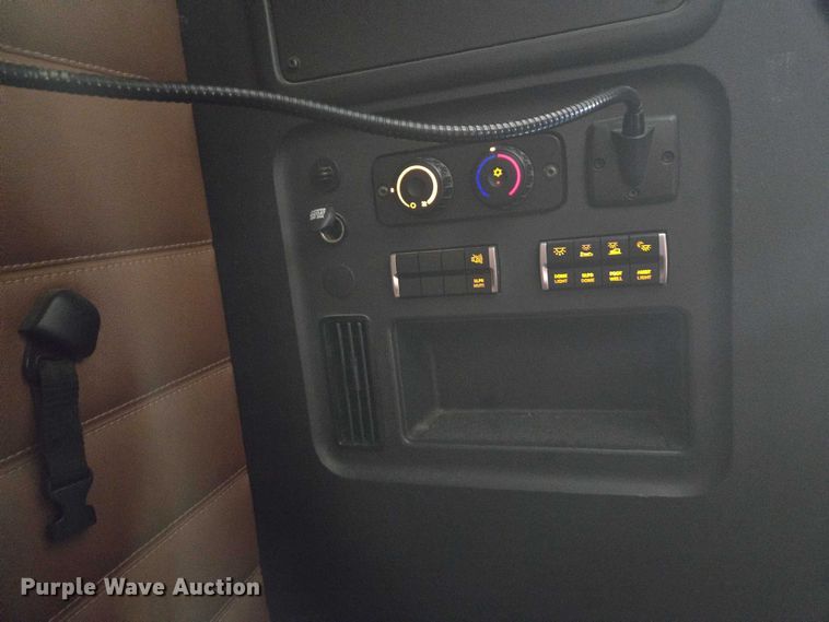 image for item DW7021 2019 Freightliner Cascadia semi truck