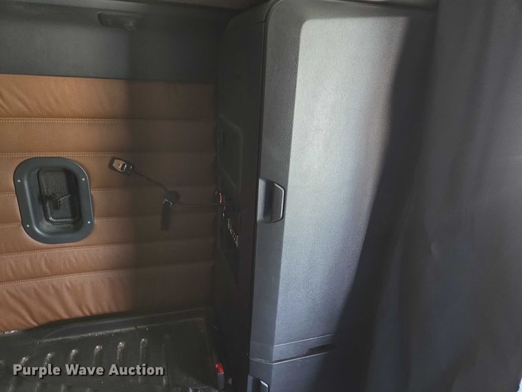 image for item DW7021 2019 Freightliner Cascadia semi truck