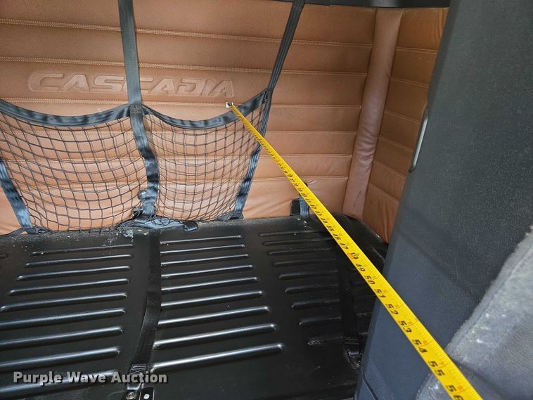 image for item DW7021 2019 Freightliner Cascadia semi truck