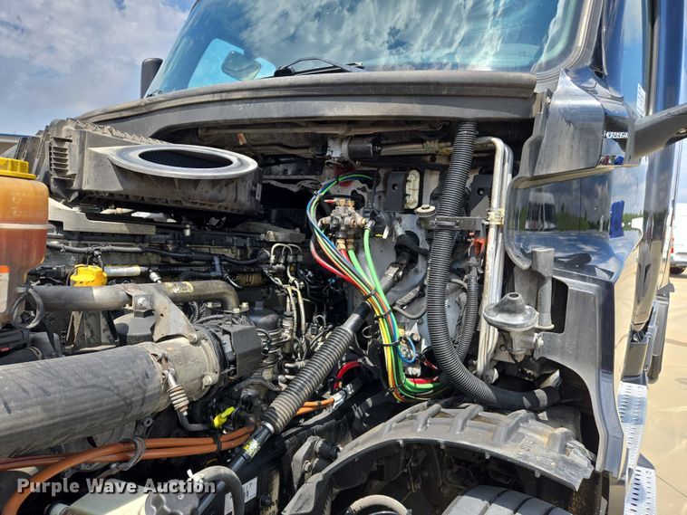 image for item DW7021 2019 Freightliner Cascadia semi truck