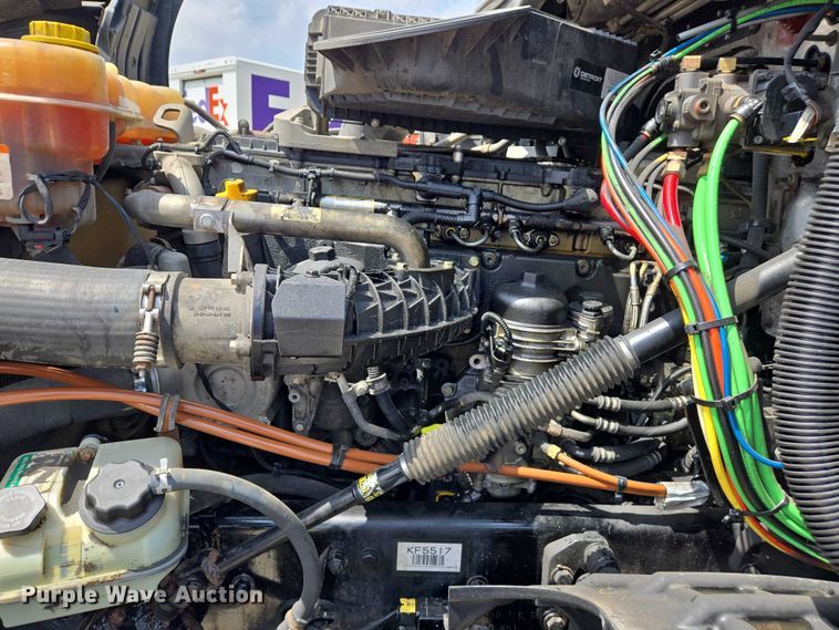 image for item DW7021 2019 Freightliner Cascadia semi truck