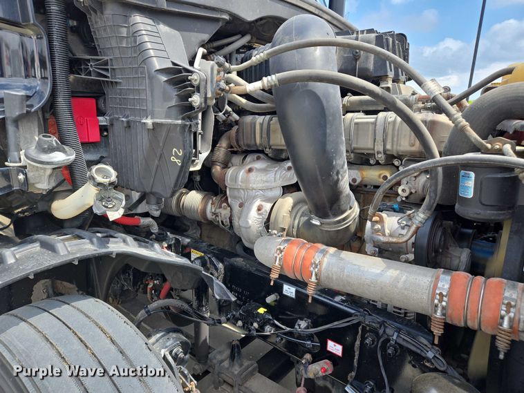 image for item DW7021 2019 Freightliner Cascadia semi truck