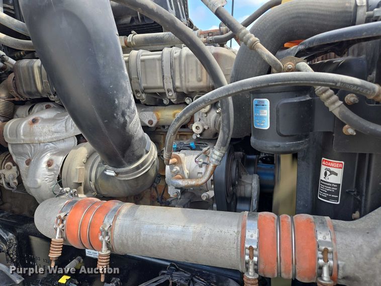 image for item DW7021 2019 Freightliner Cascadia semi truck