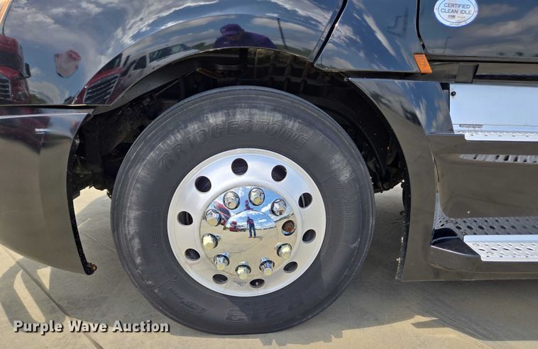 image for item DW7021 2019 Freightliner Cascadia semi truck