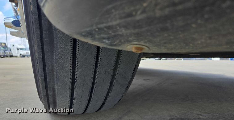 image for item DW7021 2019 Freightliner Cascadia semi truck