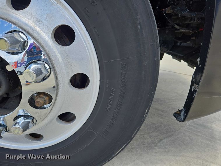 image for item DW7021 2019 Freightliner Cascadia semi truck