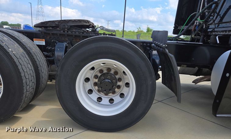 image for item DW7021 2019 Freightliner Cascadia semi truck