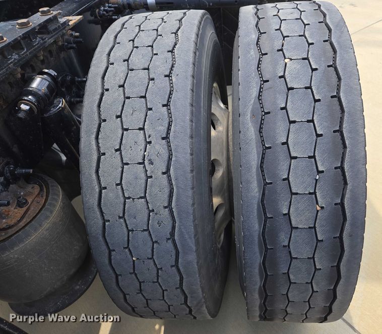 image for item DW7021 2019 Freightliner Cascadia semi truck