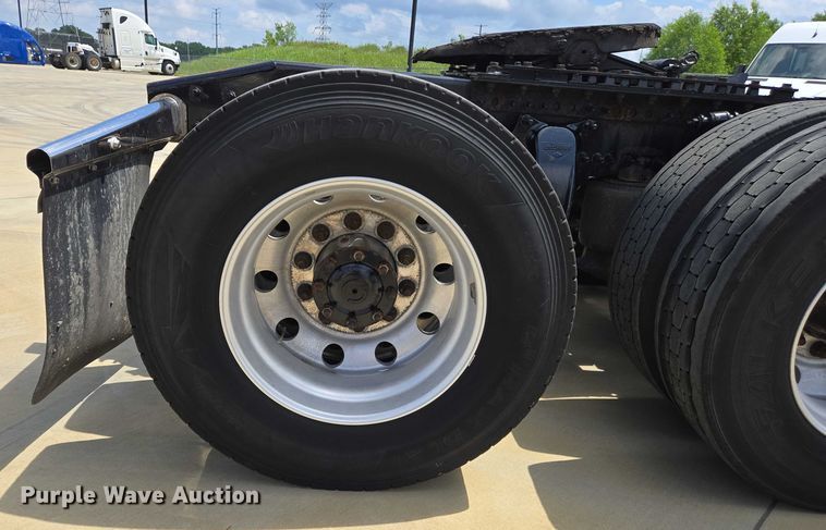 image for item DW7021 2019 Freightliner Cascadia semi truck